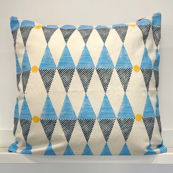 Blue diamonds and yellow circles printed 50x50 cm cushion cover