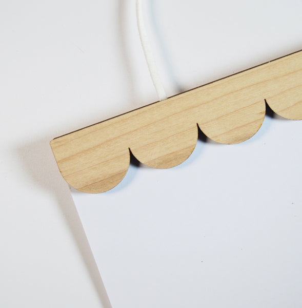 A4 Scallop American Maple Magnetic Picture Hanger