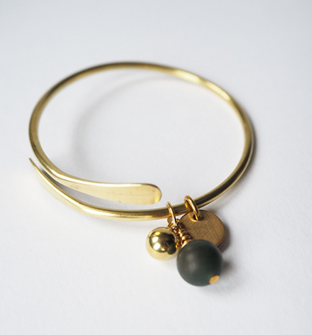 Brass bracelet with black onyx bead