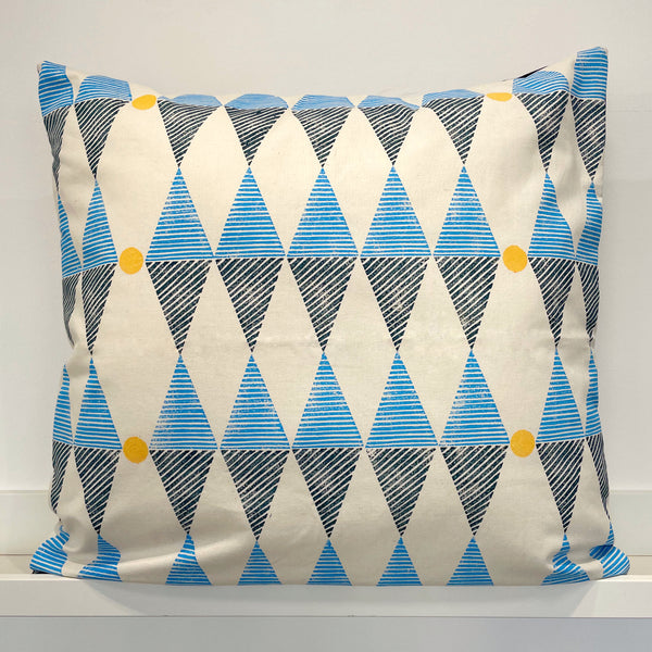 Blue diamonds and yellow circles printed 50x50 cm cushion cover